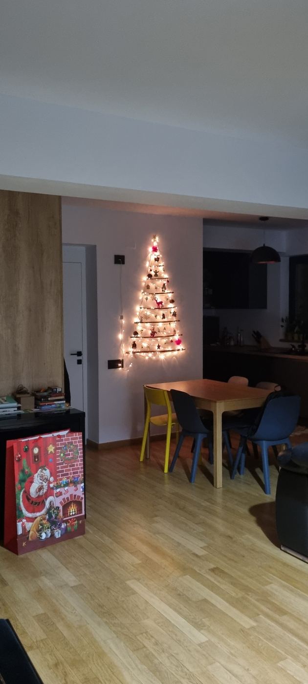 Brăduț într-un apartament modern